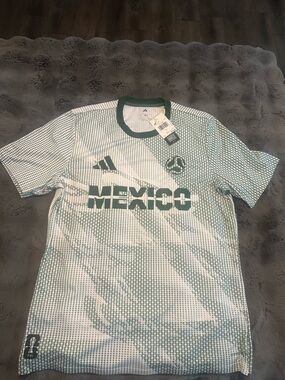 New Jersey Adidas FiFa World Cup Host Nation Jersy Men’s Size Largue